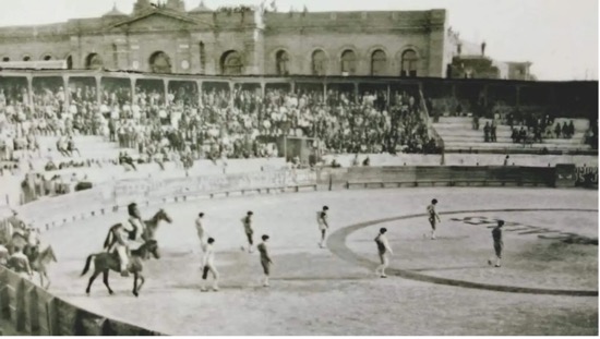 ESPECTADOR MUERTO EN PLAZA DE TOROS DE PUEBLA, MÉXICO EN 1930